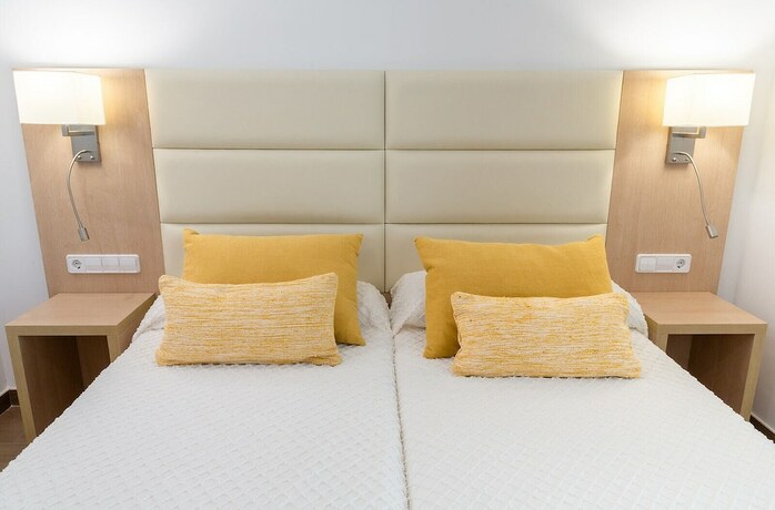 Imagen general del Hotel Hostal La Cig&uuml;e&ntilde;a, Cala Portinatx. Foto 6