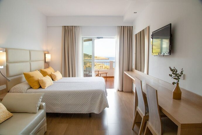Imagen general del Hotel Hostal La Cig&uuml;e&ntilde;a, Cala Portinatx. Foto 7