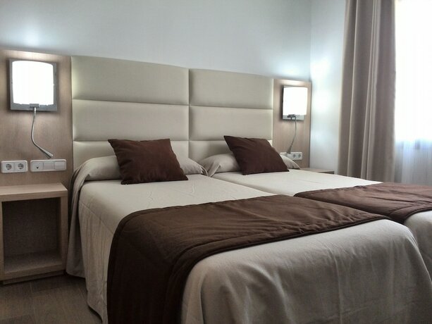 Imagen de la habitación del Hotel Hostal La Cig&uuml;e&ntilde;a, Cala Portinatx. Foto 17