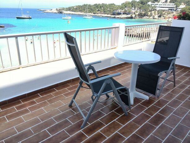 Imagen de la habitación del Hotel Hostal La Cig&uuml;e&ntilde;a, Cala Portinatx. Foto 18