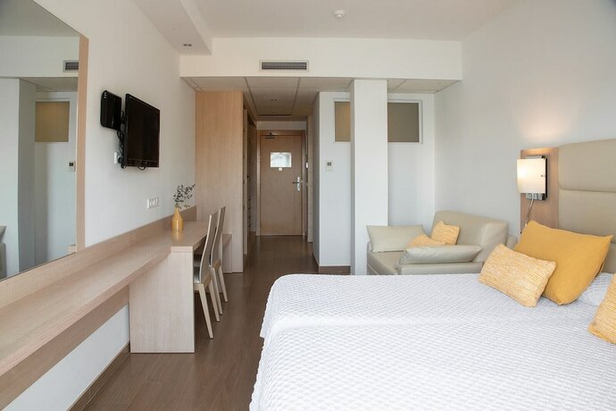 Imagen general del Hotel Hostal La Cig&uuml;e&ntilde;a, Cala Portinatx. Foto 9