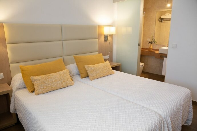 Imagen general del Hotel Hostal La Cig&uuml;e&ntilde;a, Cala Portinatx. Foto 10
