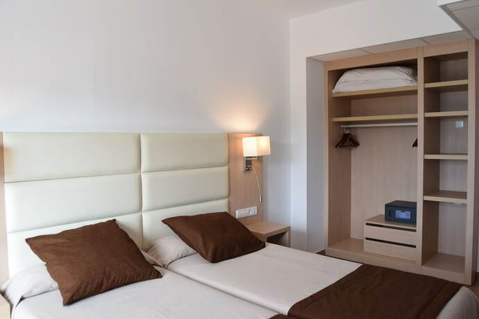 Imagen de la habitación del Hotel Hostal La Cig&uuml;e&ntilde;a, Cala Portinatx. Foto 20