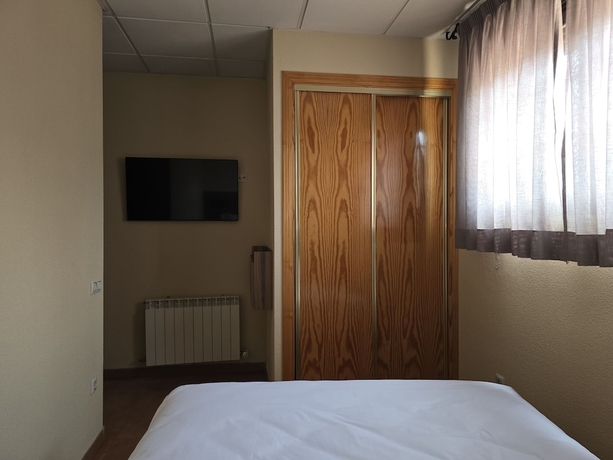 Imagen de la habitación del Hotel Hostal La Cig&uuml;e&ntilde;a, El Espinar. Foto 2