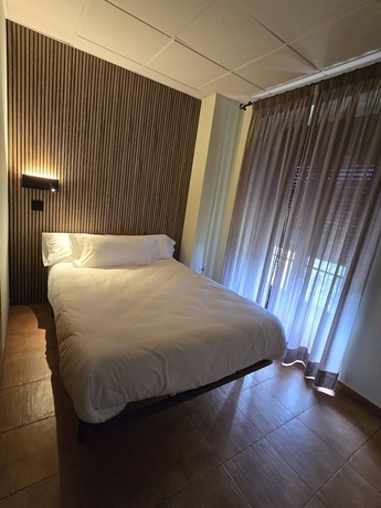 Imagen de la habitación del Hotel Hostal La Cig&uuml;e&ntilde;a, El Espinar. Foto 3