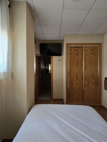 Imagen de la habitación del Hotel Hostal La Cig&uuml;e&ntilde;a, El Espinar. Foto 6