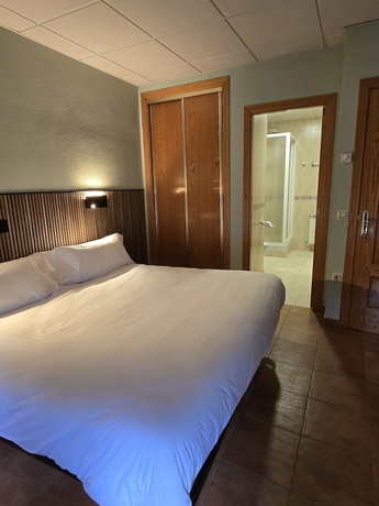 Imagen de la habitación del Hotel Hostal La Cig&uuml;e&ntilde;a, El Espinar. Foto 8