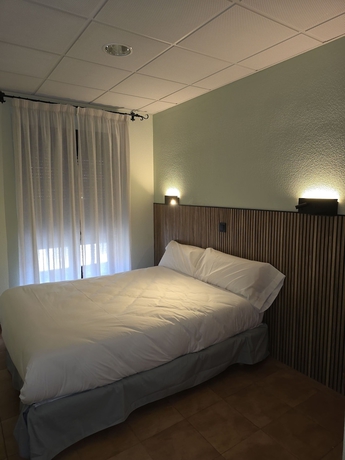 Imagen de la habitación del Hotel Hostal La Cig&uuml;e&ntilde;a, El Espinar. Foto 10