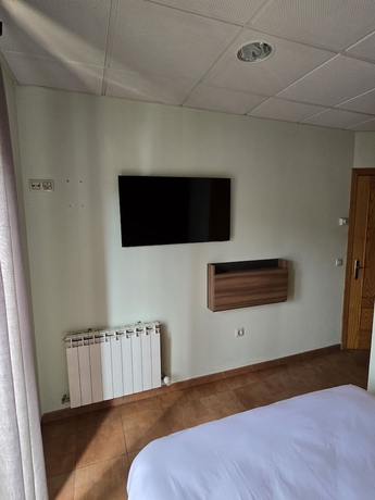 Imagen de la habitación del Hotel Hostal La Cig&uuml;e&ntilde;a, El Espinar. Foto 11