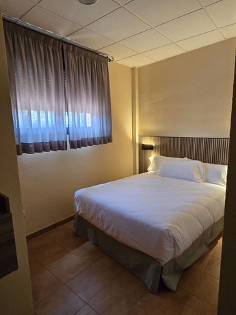 Imagen de la habitación del Hotel Hostal La Cig&uuml;e&ntilde;a, El Espinar. Foto 14