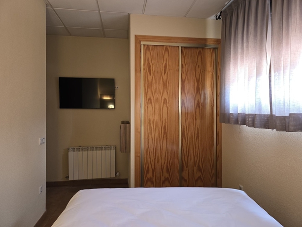 Imagen de la habitación del Hotel Hostal La Cig&uuml;e&ntilde;a, El Espinar. Foto 16
