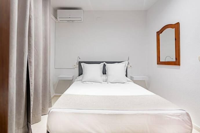 Imagen de la habitación del Hotel Hostal La Costa. Foto 18