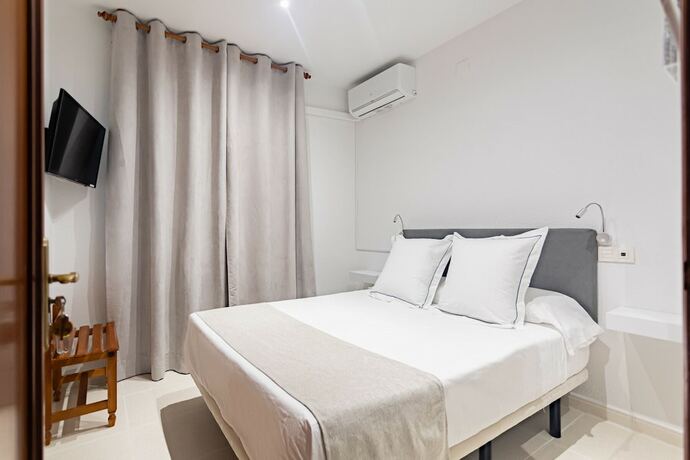 Imagen general del Hotel Hostal La Costa. Foto 14