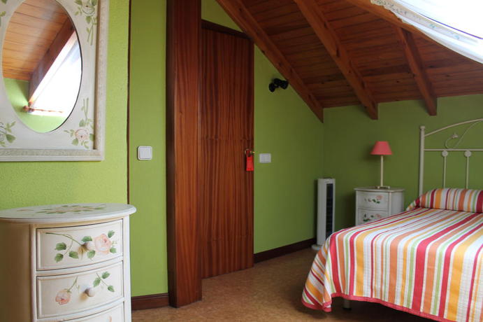 Imagen de la habitación del Hotel Hostal La Flor del Quejo. Foto 4