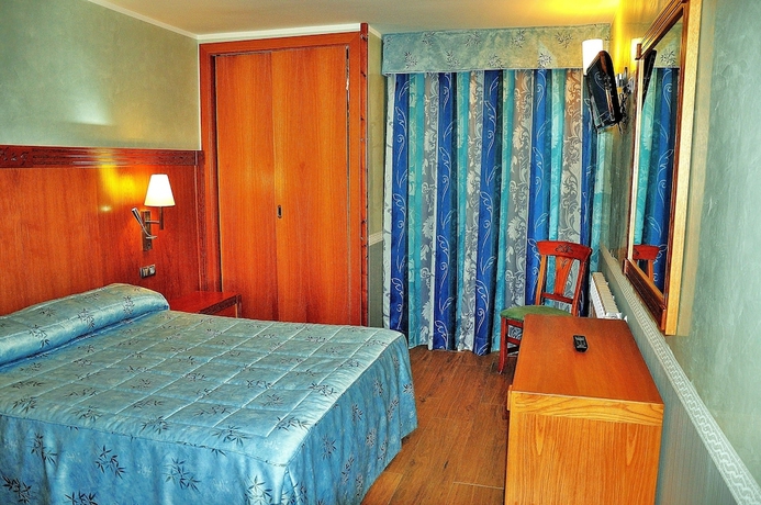 Imagen de la habitación del Hotel Hostal La Font. Foto 18