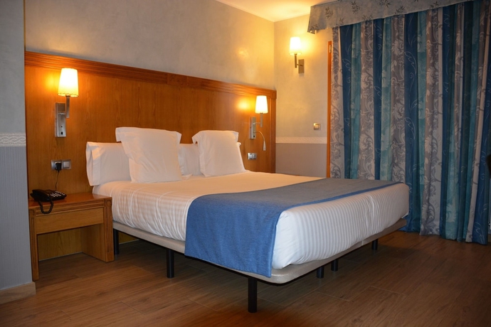 Imagen de la habitación del Hotel Hostal La Font. Foto 19