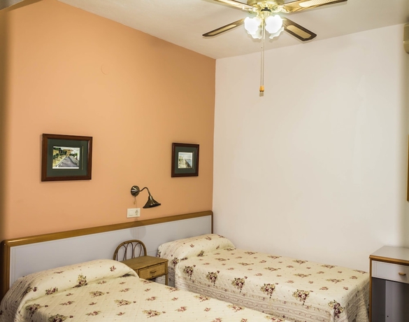 Imagen de la habitación del Hotel Hostal La Palma, Puerto de Santa Mar&iacute;a. Foto 8