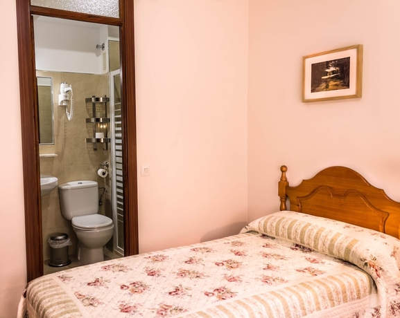 Imagen de la habitación del Hotel Hostal La Palma, Puerto de Santa Mar&iacute;a. Foto 13