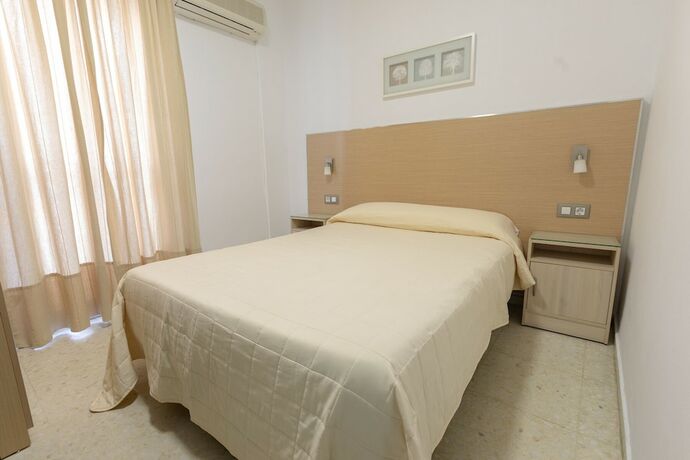 Imagen de la habitación del Hotel Hostal La Pilarica. Foto 17