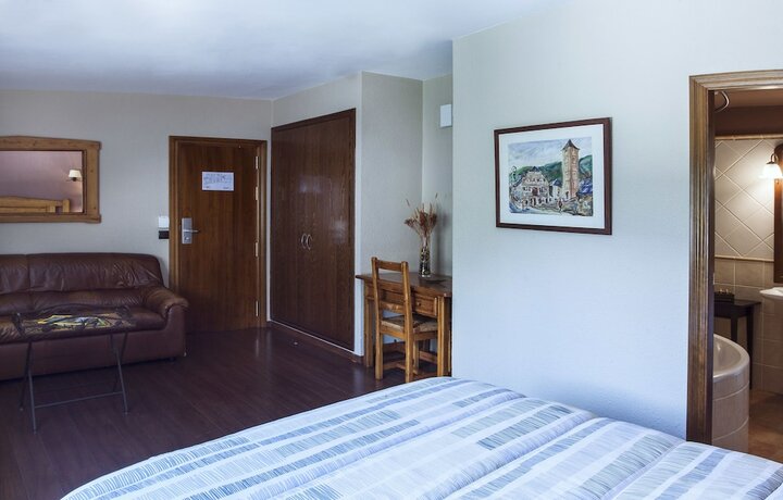 Imagen de la habitación del Hotel Hostal La Plaça. Foto 11