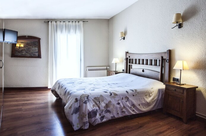 Imagen de la habitación del Hotel Hostal La Plaça. Foto 12