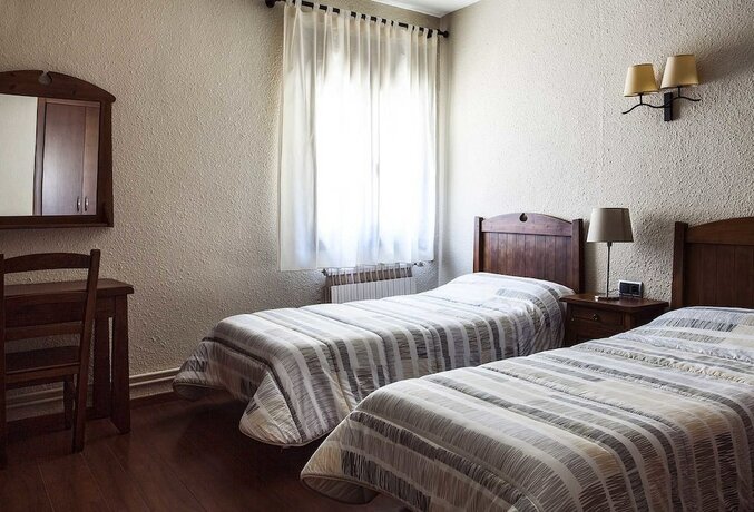 Imagen de la habitación del Hotel Hostal La Plaça. Foto 16