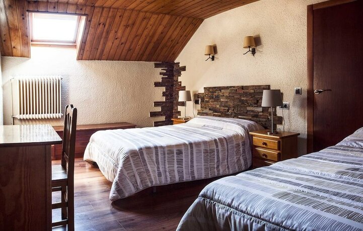 Imagen de la habitación del Hotel Hostal La Plaça. Foto 17