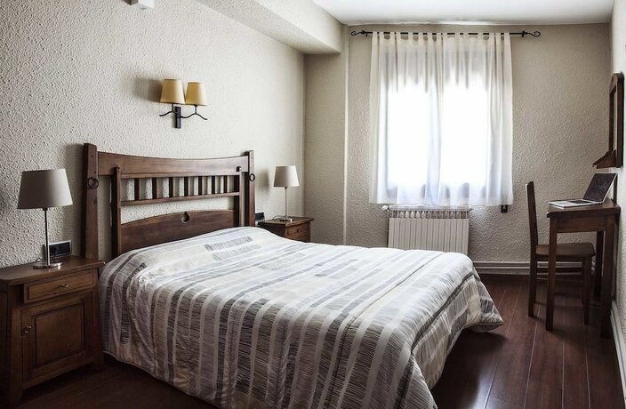 Imagen de la habitación del Hotel Hostal La Plaça. Foto 19