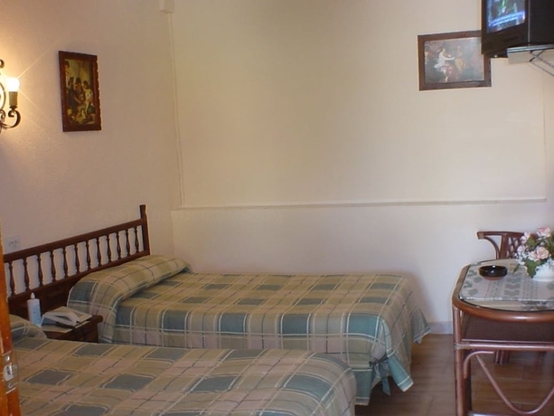 Imagen de la habitación del Hotel Hostal Las Encinas. Foto 10