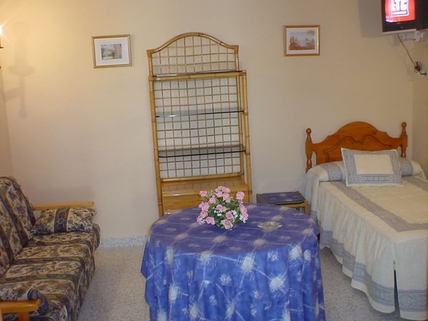 Imagen de la habitación del Hotel Hostal Las Encinas. Foto 11