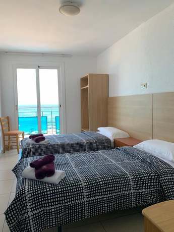 Imagen de la habitación del Hotel Hostal Lloret Playa. Foto 17
