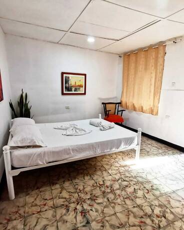 Imagen de la habitación del Hotel Hostal Luna Llena. Foto 13