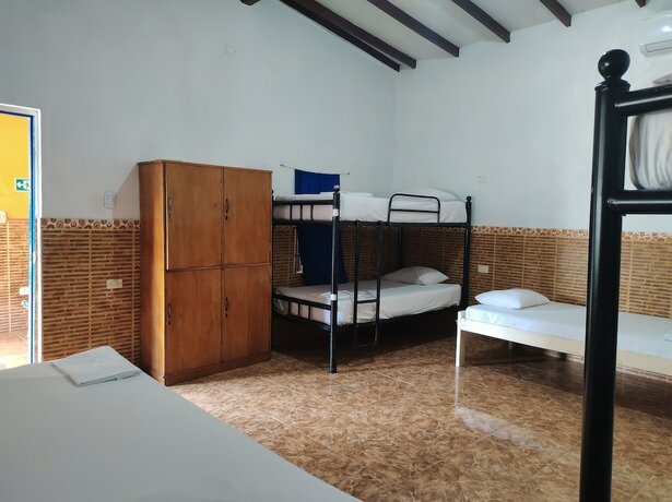 Imagen de la habitación del Hotel Hostal Luna Llena. Foto 17