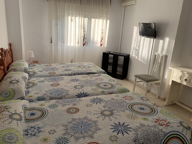Imagen de la habitación del Hotel Hostal Mediterr&aacute;neo, Torre del Mar. Foto 12