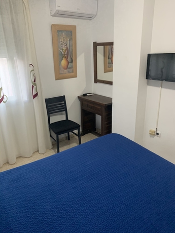 Imagen de la habitación del Hotel Hostal Mediterr&aacute;neo, Torre del Mar. Foto 13