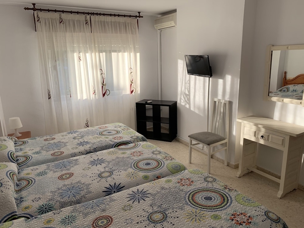 Imagen de la habitación del Hotel Hostal Mediterr&aacute;neo, Torre del Mar. Foto 15