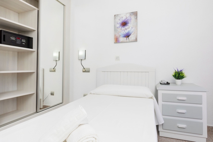 Imagen de la habitación del Hotel Hostal Molins Park. Foto 14