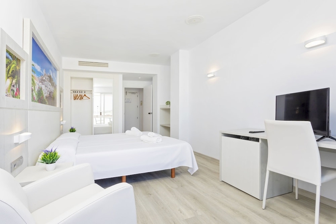 Imagen de la habitación del Hotel Hostal Molins Park. Foto 16