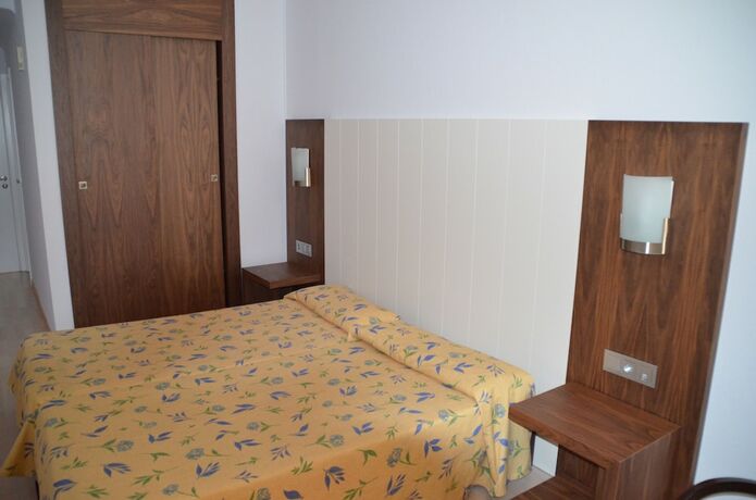 Imagen de la habitación del Hotel Hostal Neptuno. Foto 15