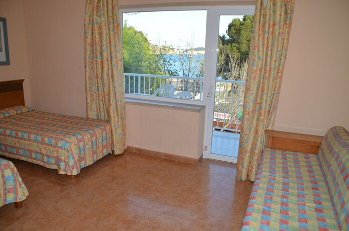 Imagen de la habitación del Hotel Hostal Neptuno. Foto 17