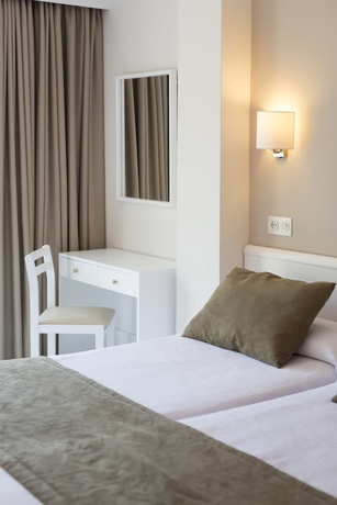 Imagen de la habitación del Hotel Hostal Residencia Sutimar. Foto 10