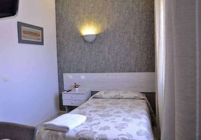 Imagen general del Hotel Hostal Restaurante Cuatro Caminos. Foto 10