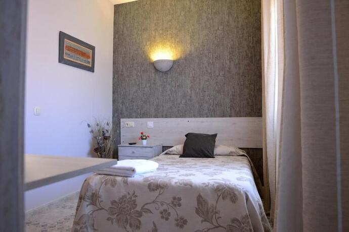 Imagen general del Hotel Hostal Restaurante Cuatro Caminos. Foto 11