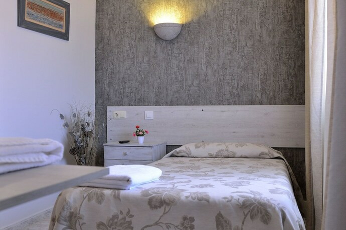 Imagen de la habitación del Hotel Hostal Restaurante Cuatro Caminos. Foto 18