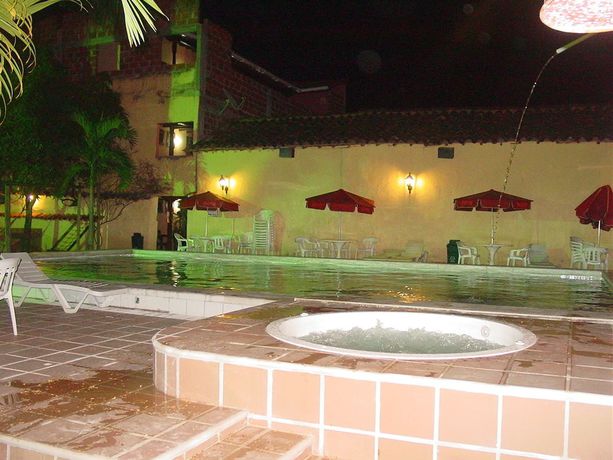 Imagen de la piscina del Hotel Hostal Restaurante Guaracu. Foto 16