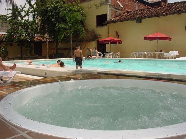 Imagen de la piscina del Hotel Hostal Restaurante Guaracu. Foto 17