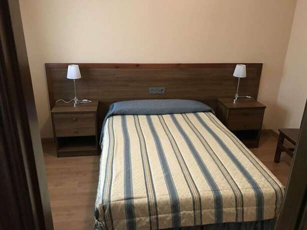 Imagen de la habitación del Hotel Hostal Restaurante Luciano. Foto 11