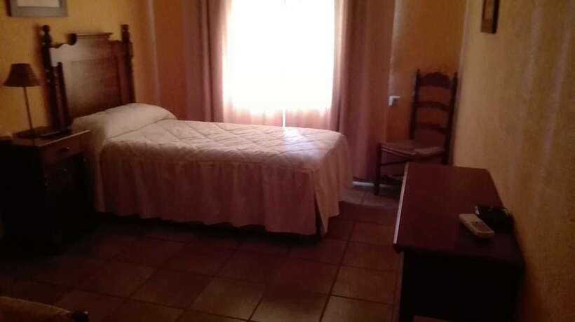 Imagen de la habitación del Hotel Hostal Rural Las Lomas. Foto 16