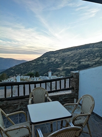 Imagen de la habitación del Hotel Hostal Rural Ruta de las Nieves. Foto 16