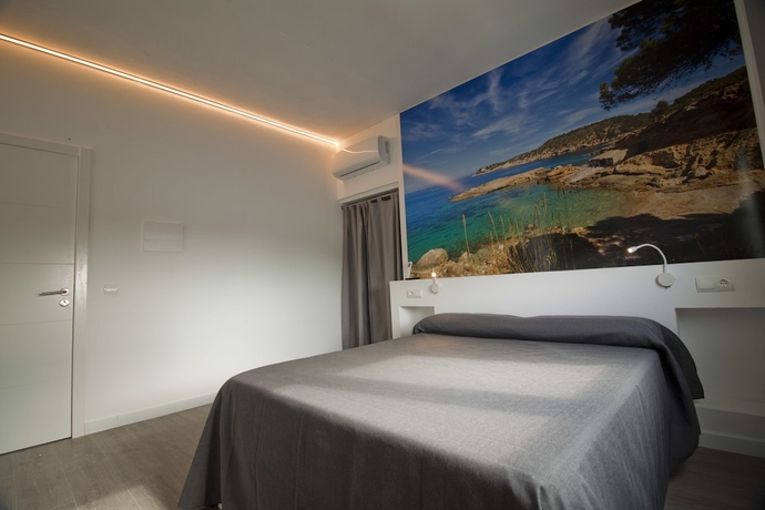 Imagen de la habitación del Hotel Hostal Sa Vinya Suites. Foto 3